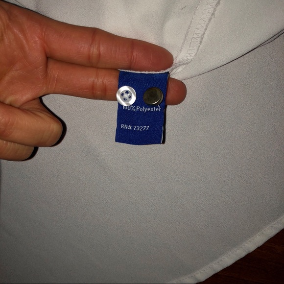 3/$15 🌺 NWOT - Button up Sleeveless Shirt - Picture 4 of 6